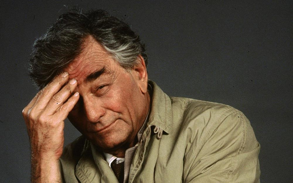 L'inspecteur Colombo qui réfléchit 