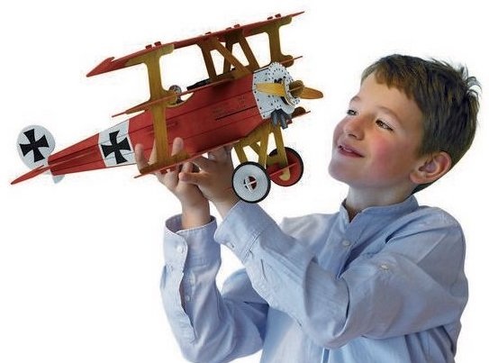 Maquette dans les mains d'un enfant