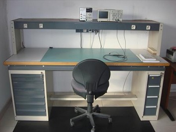 Une paillasse de labo d'électronique